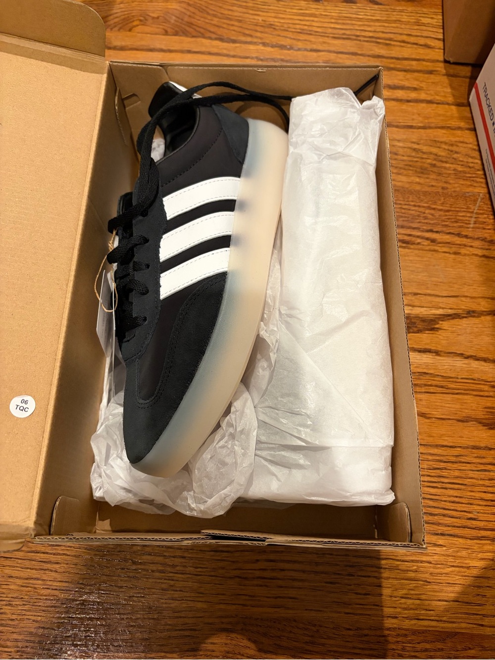 Adidas Youth Barreda 7Y Black & White Retro Runner Sneakers - Picture 2 of 3